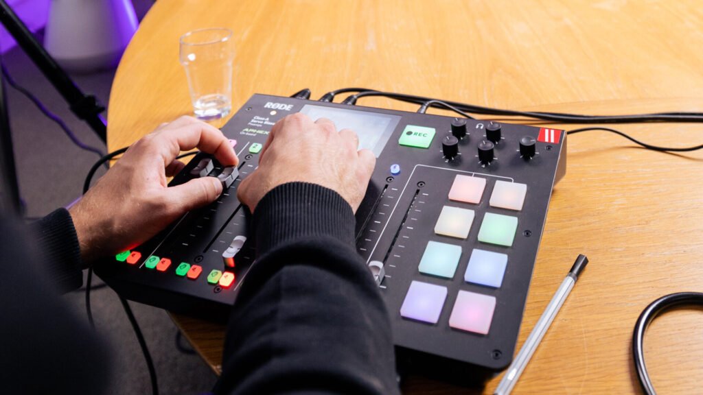 Vacaturecampagne Podcast Psychiater Verslavingszorg 1 console close up