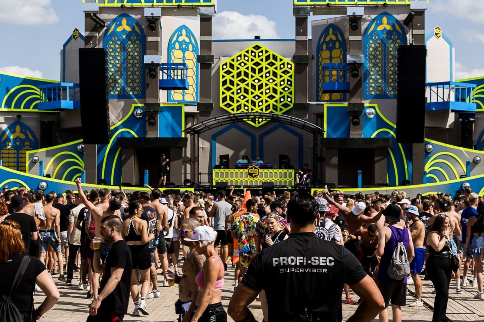 decibel met beveiligers 1920x1279 1