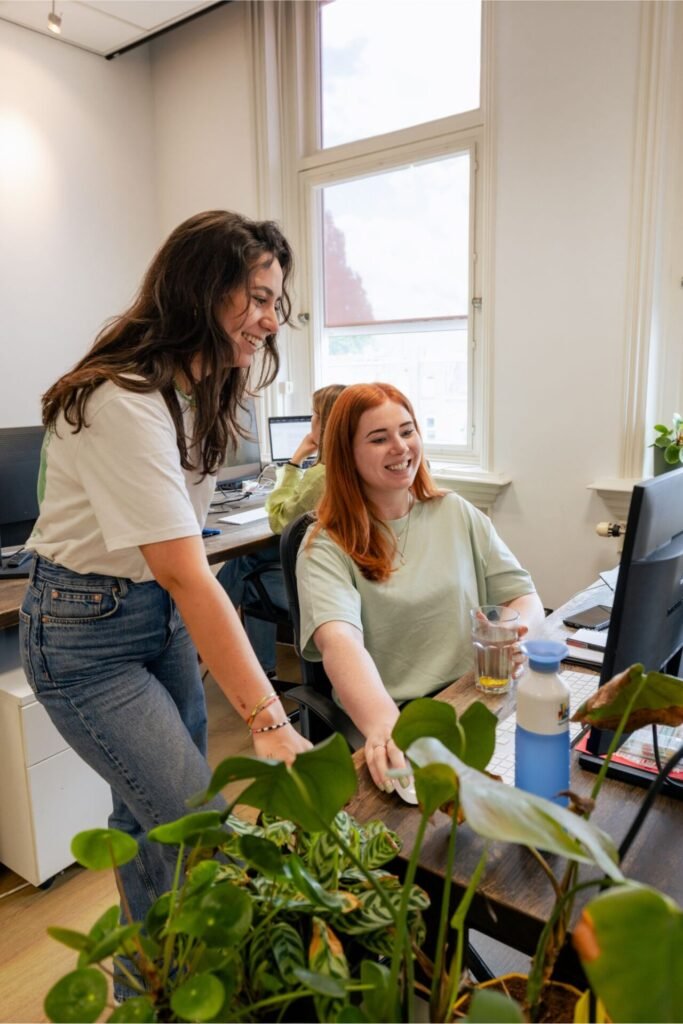 HR-professional voert een antecedentenonderzoek uit op een sollicitant via laptop.