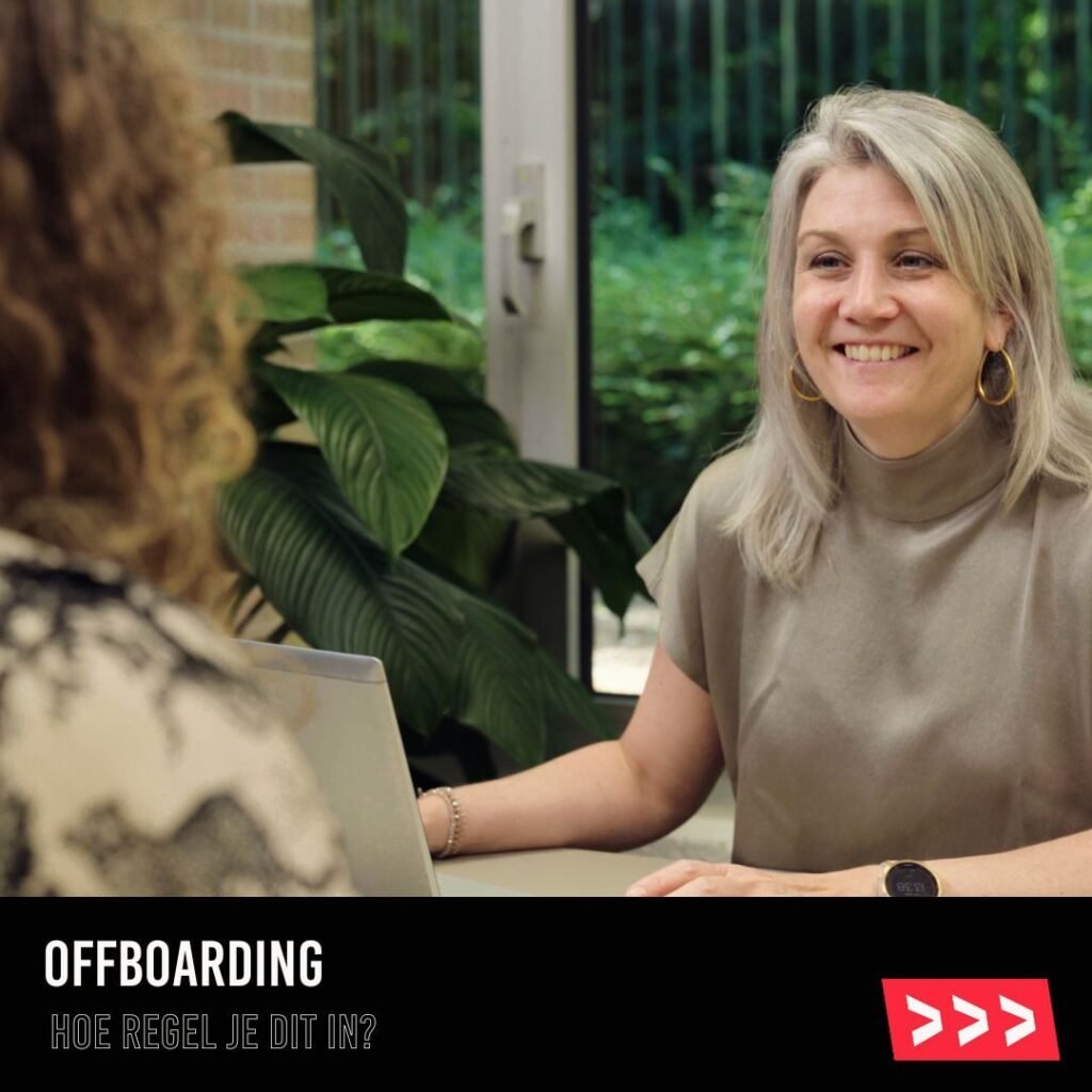 HR-professional bespreekt een offboarding checklist met een vertrekkende medewerker