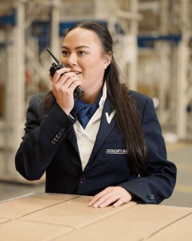 portret beveiliger portofoon vrouw 03 280x350 1