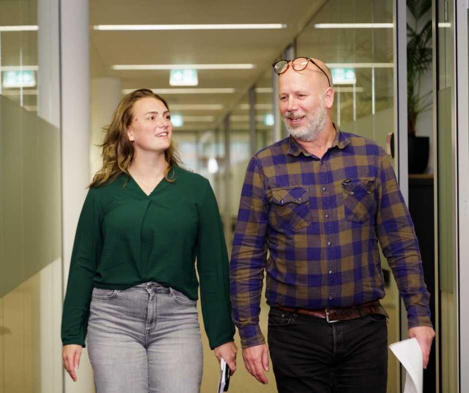twee jeugdbeschermers lopen