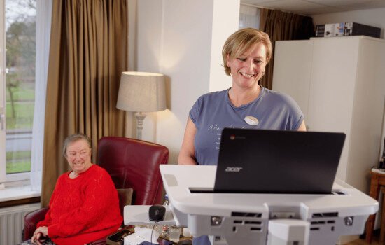 wervingsvideo zorgpersoneel werven helpende plus 551x350 1